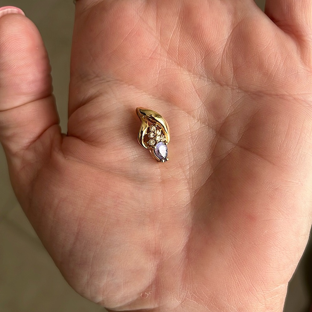 14 karat gold necklace pendant. Six diamonds and one Tanzanite stone.